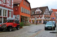 Charmante Straßenansicht mit kompakten Autos in einem historischen Viertel