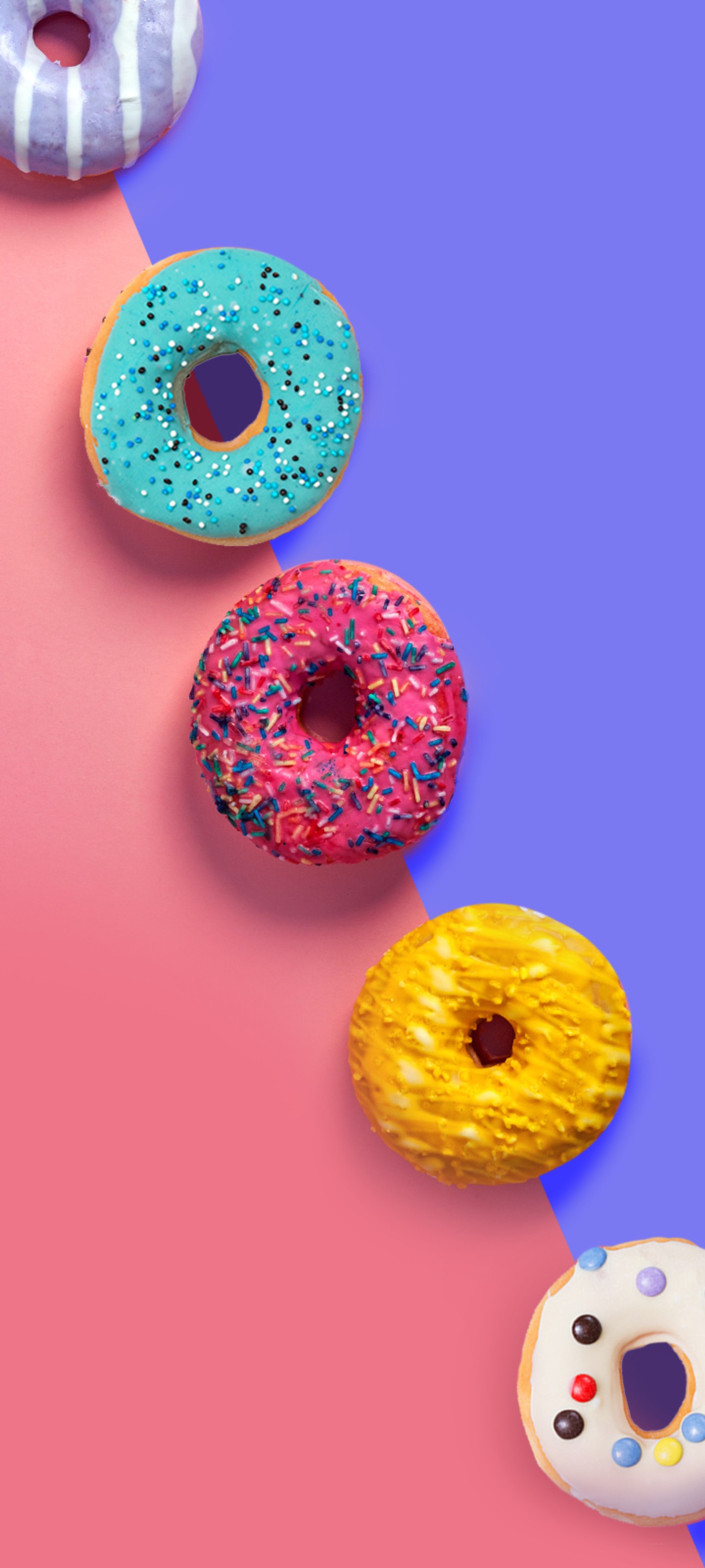 Hay muchos donuts sobre un fondo rosa y azul (donut, papel tapiz con agujeros)