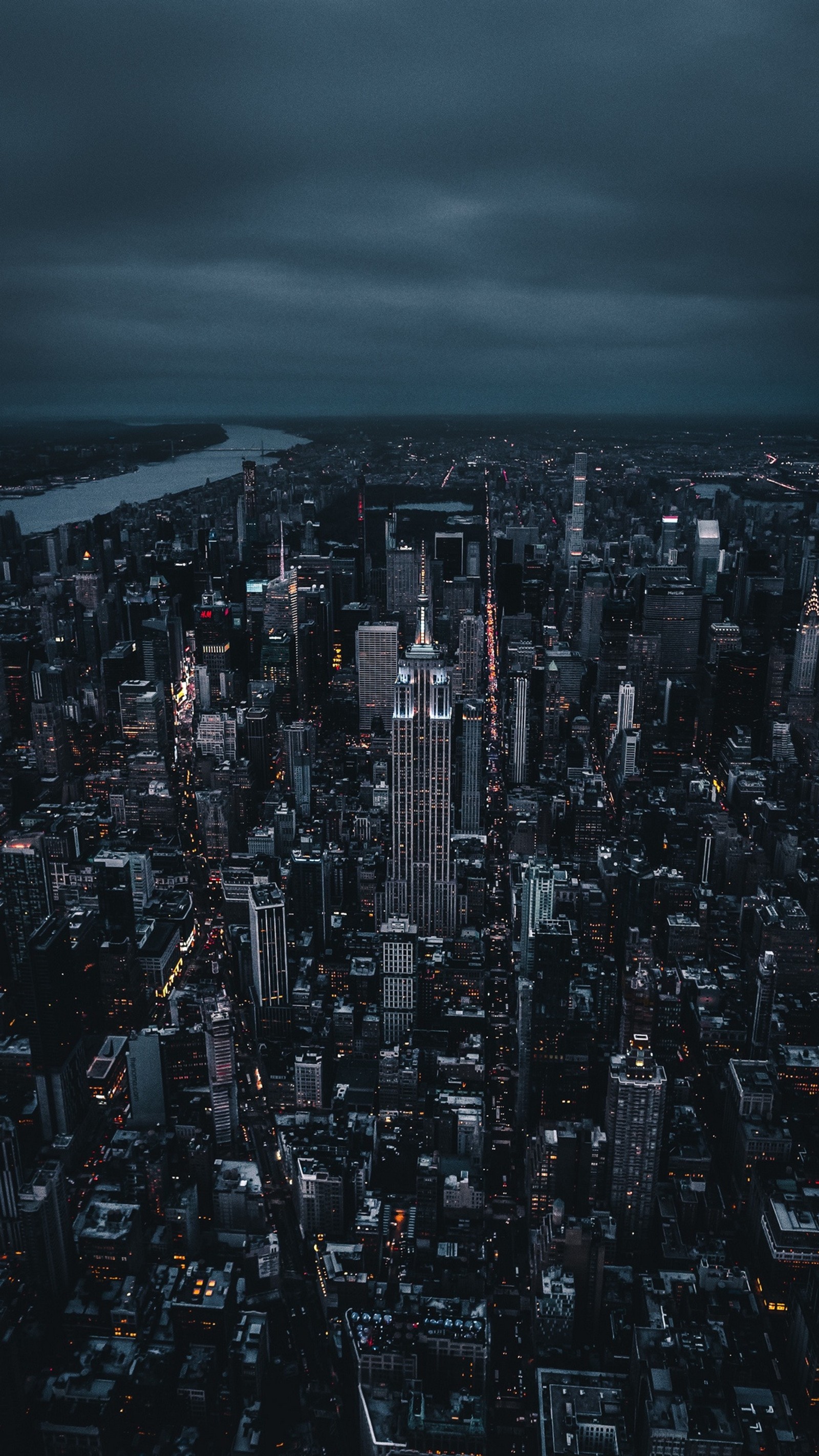 Vue d'une ville la nuit avec quelques bâtiments (nuit, ciel, ville, nouveau, york)