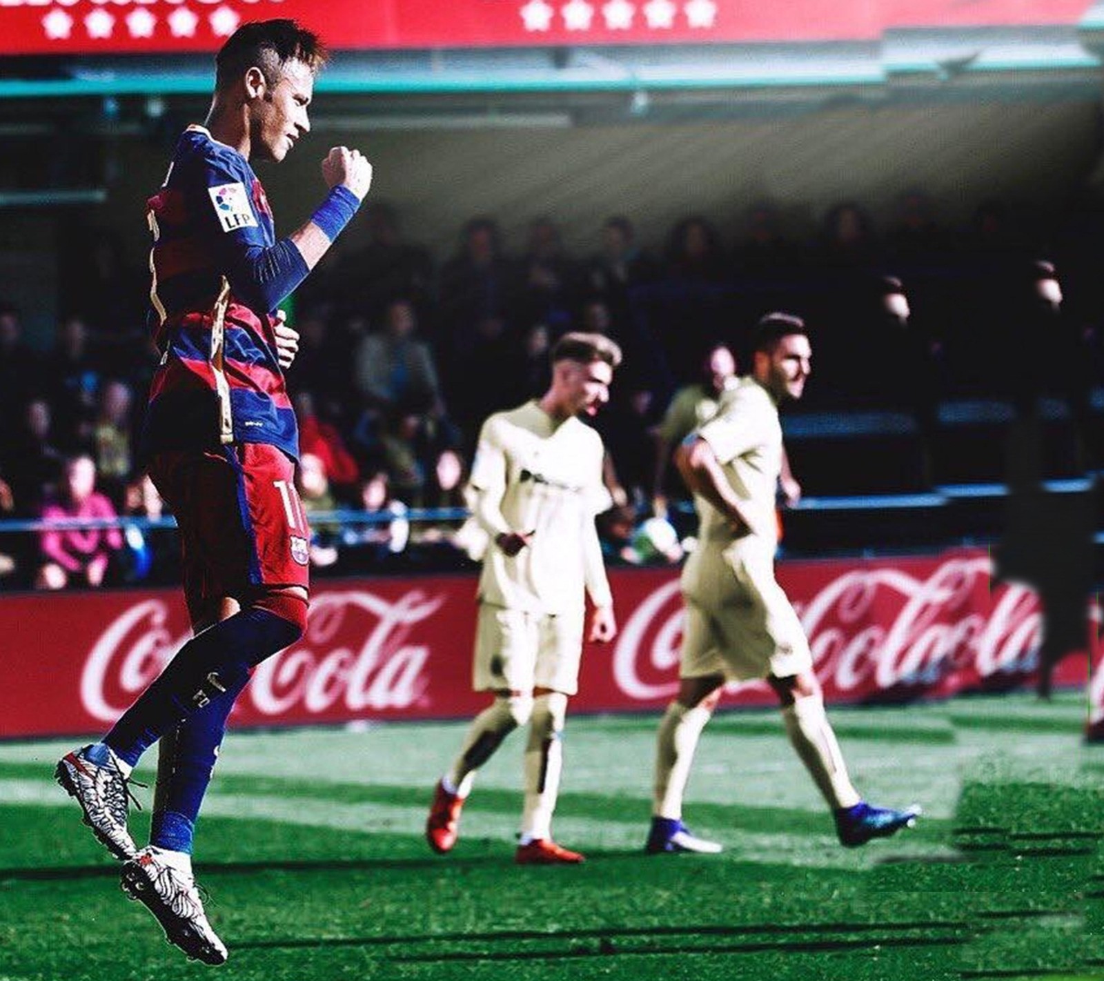 Araffe soccer player celebrating a goal in front of a crowd (barcelona, barza, fc barcelona, neymar, njr)