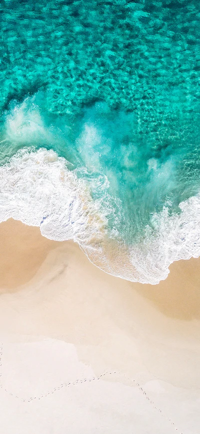 Tropischer Strand, Wellen treffen auf kristallklares Ozeanwasser