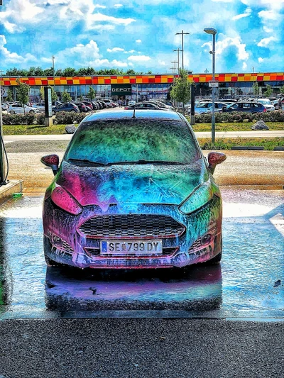 Lavage à la mousse colorée sur une Ford Fiesta ST