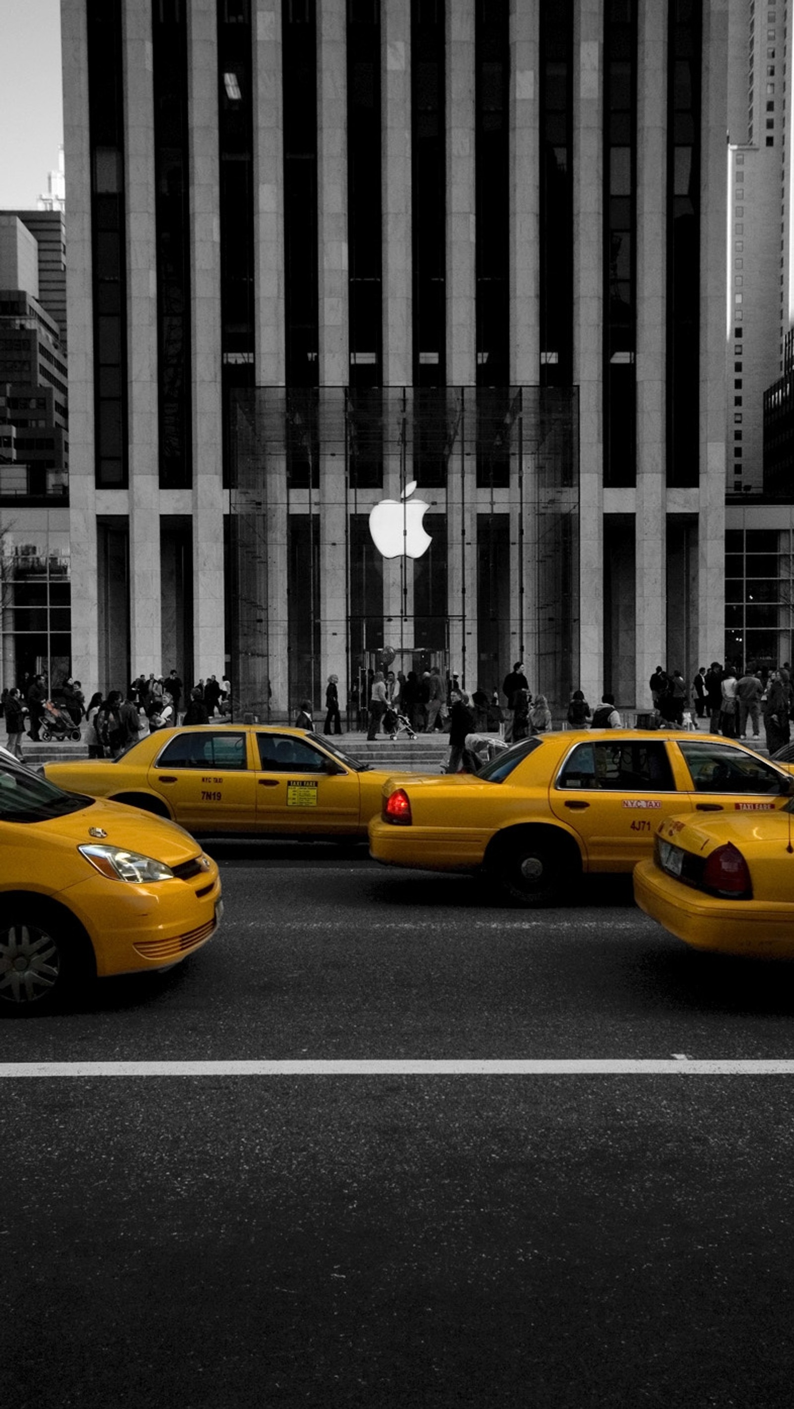 Táxis amarelos estacionados em frente a um grande edifício (5c, maçã, ios 7, ios7, iphone)