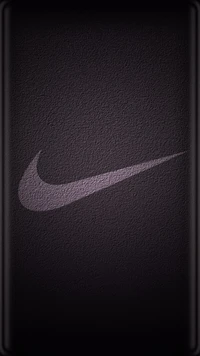 Minimalistisches Nike-Logo auf dunklem strukturiertem Hintergrund