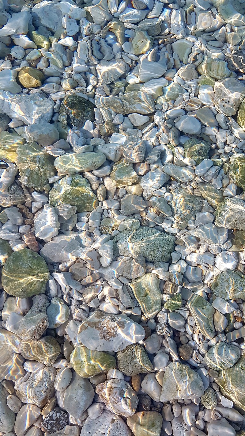 Большое количество камней и воды в воде (чистая вода, камни, море, камень, вода)