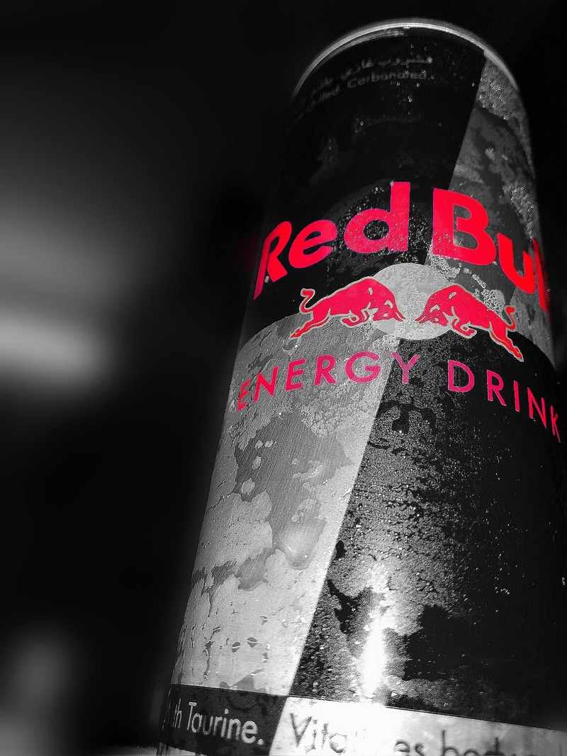 Крупный план банки энергетического напитка red bull (бык, красный)