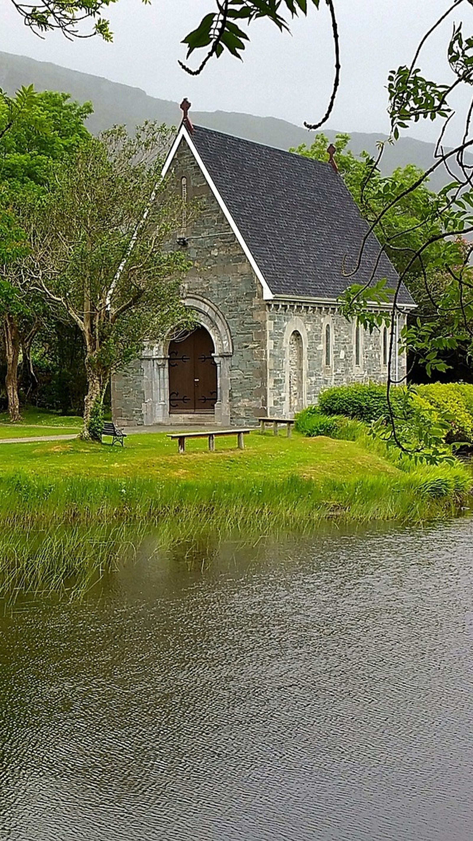 Il y a une petite église sur la rive d'un lac (nature, autre)