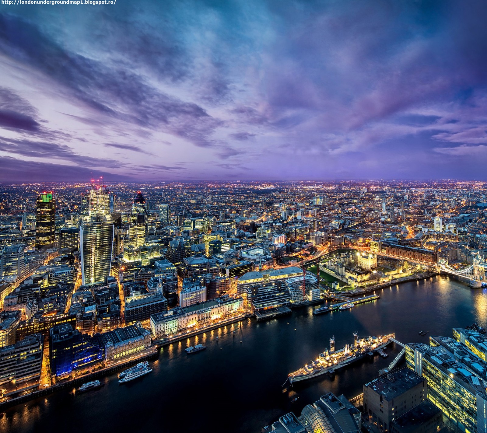 Uma vista de uma cidade à noite com um rio e uma ponte (londres, london, cidade de londres)