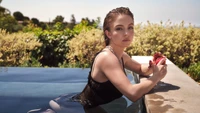 Sydney Sweeney Posando Elegantemente à Beira da Piscina