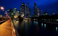 Beeindruckende Skyline von Singapur bei Nacht: städtische Reflexionen und Wolkenkratzer