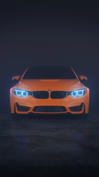 Impressionante BMW M4 em laranja vibrante com faróis iluminados contra um fundo escuro.