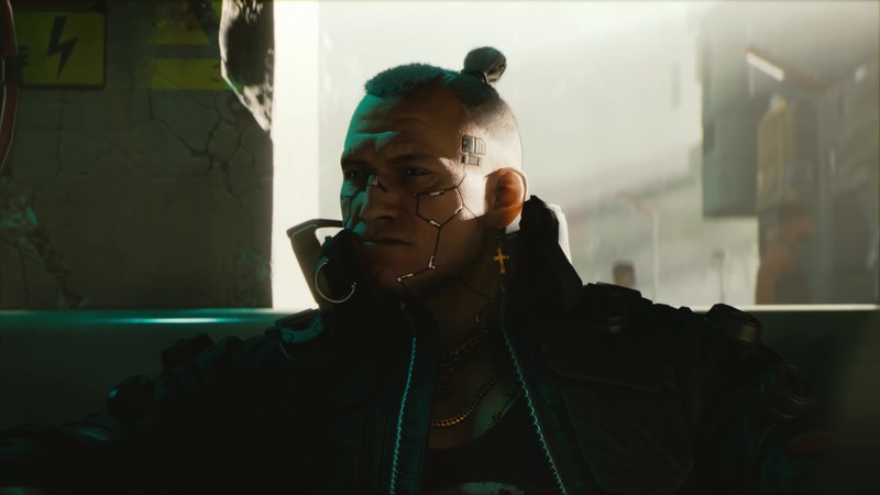 Мужчина с пирсингом в ухе говорит по мобильному телефону (cyberpunk 2077, видеоигра)