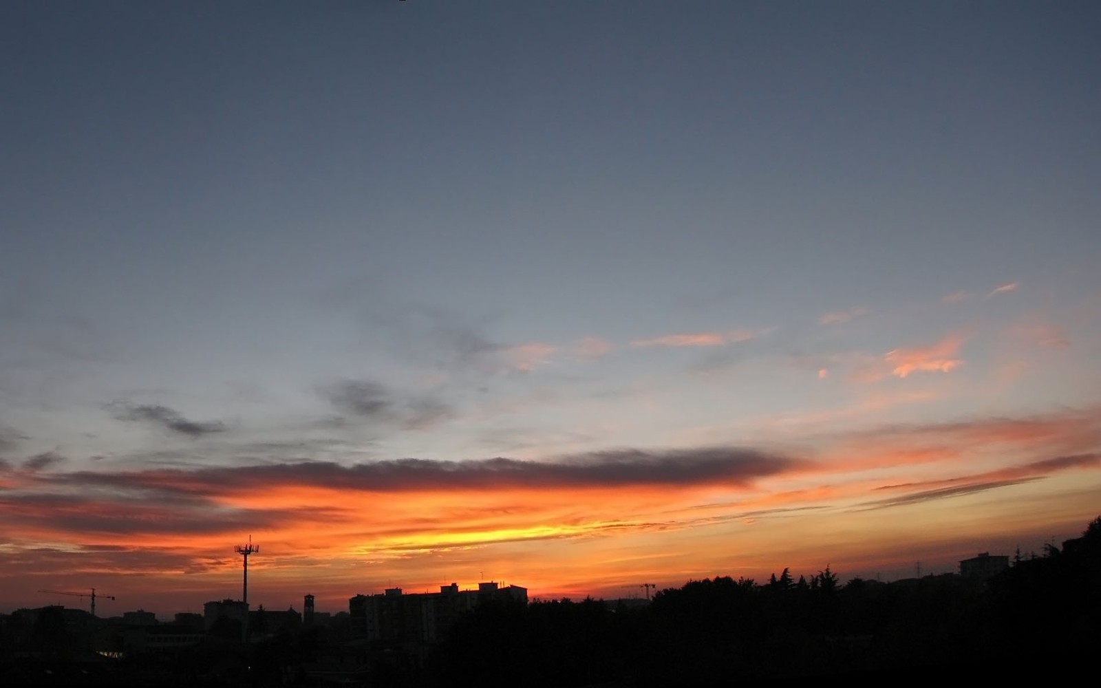 Vue aérienne d'un coucher de soleil avec un avion dans le ciel (coucher de soleil, crépuscule, nuage, lever de soleil, soir)