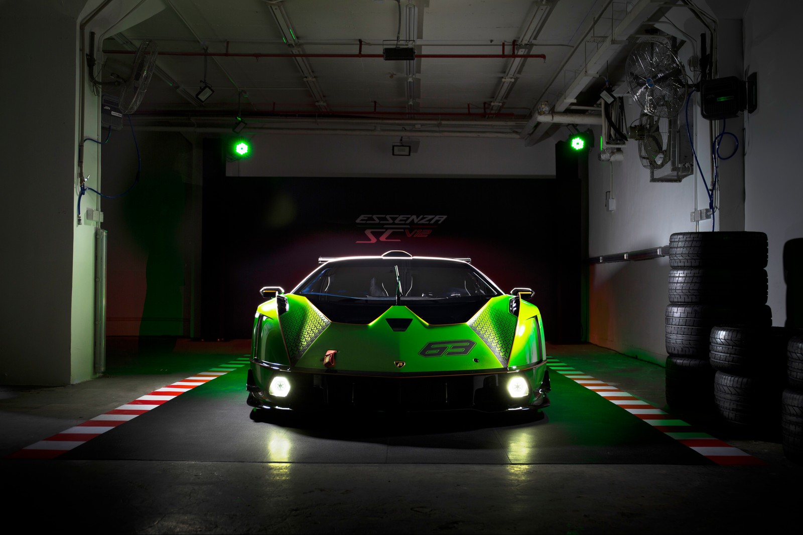 Un coche deportivo arafed en un garaje con luz verde (lamborghini essenza scv12, hipercoches, 2021, 5k, coches)