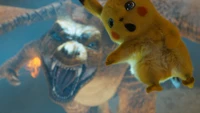 Charizard e Pikachu em um intenso confronto de Detetive Pikachu.