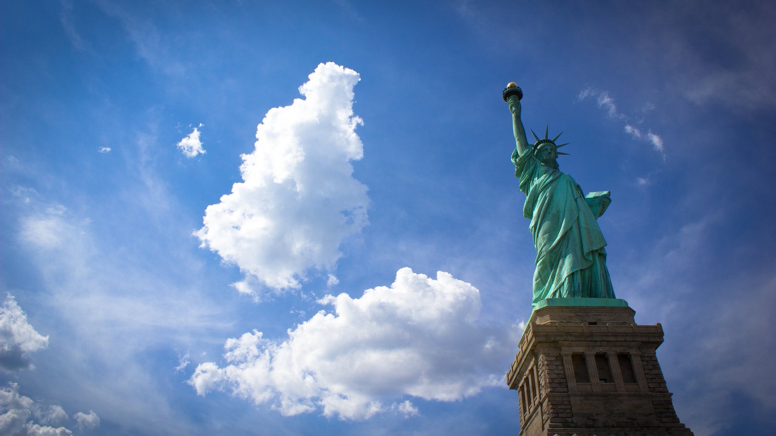 Gros plan de la statue de la liberté contre un ciel nuageux (statue de la liberté, statue, nuage, point de repère, monument)