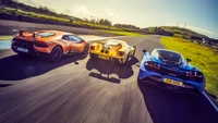 Trio dinâmico de supercarros na pista de corrida