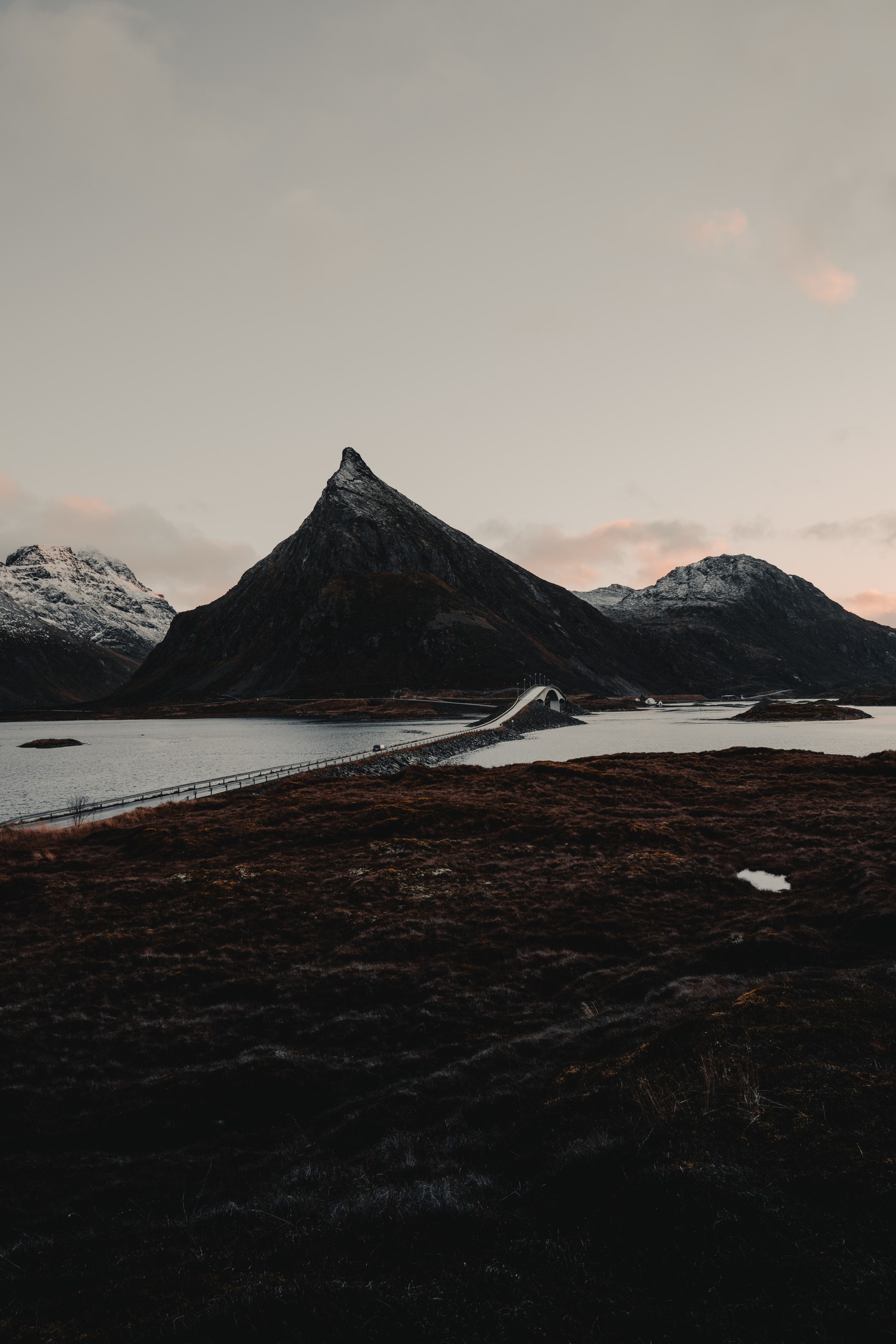 Berge und ein gewässer mit einer brücke in der mitte (himmel, sonnenuntergang, berg, glaziale landschaftsform, fjord)