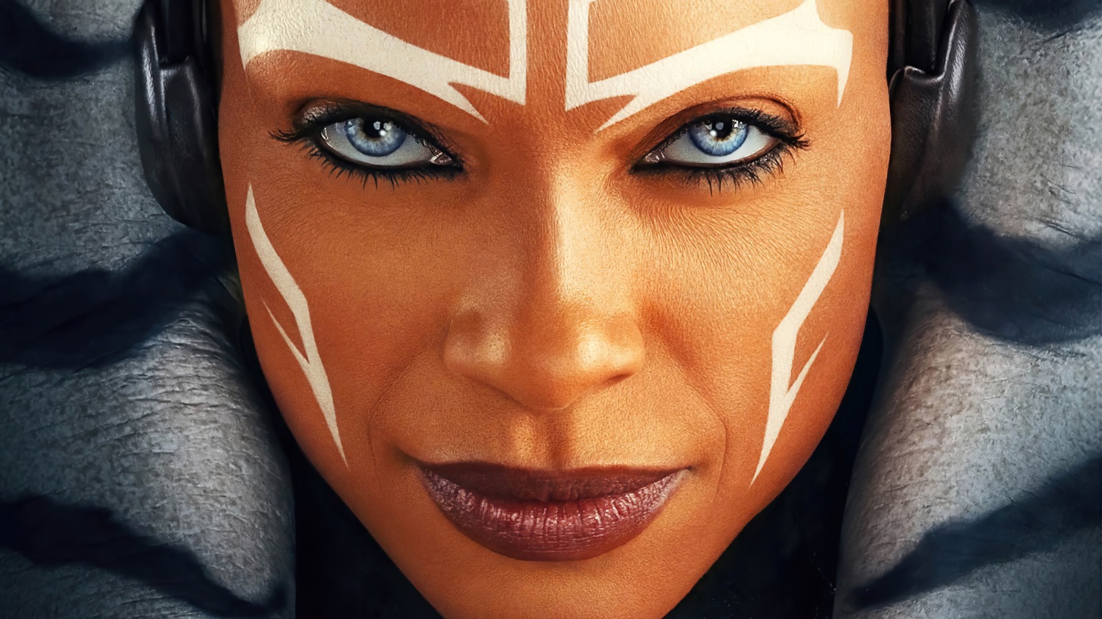 Un primer plano de una mujer con la cara pintada como un personaje de star wars. (serie ahsoka, ahsoka series, star wars, series de televisión, ahsoka tano)