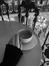 Momento de café elegante en blanco y negro con taza de porcelana