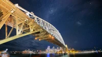 Impresionante vista nocturna del Puente de la Bahía de Sídney contra un cielo estrellado