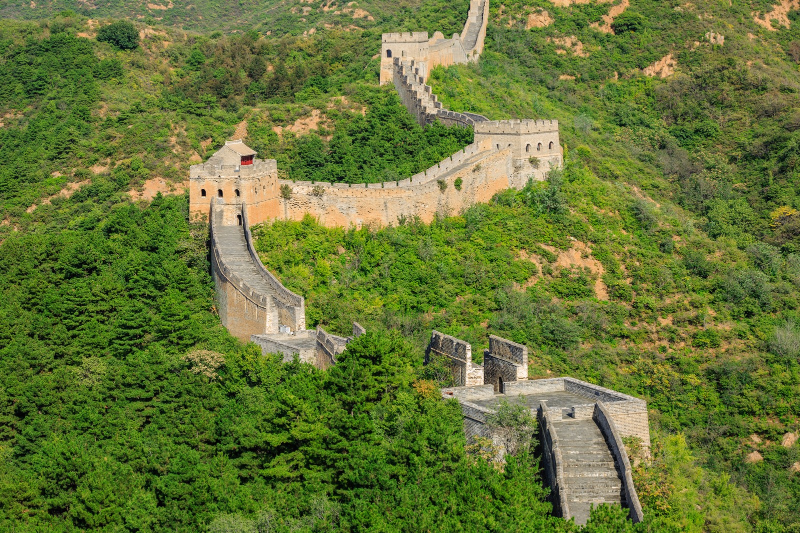 Une vue d'une section de la grande muraille de chine (grande muraille de chine, point de repère, fortification, site historique, attraction touristique)