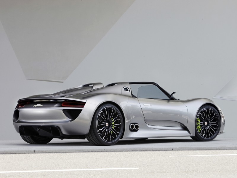 Близкий план серебристого спортивного автомобиля, припаркованного на улице (porsche 918 spyder, porsche, спортивный автомобиль, машина, суперкар)