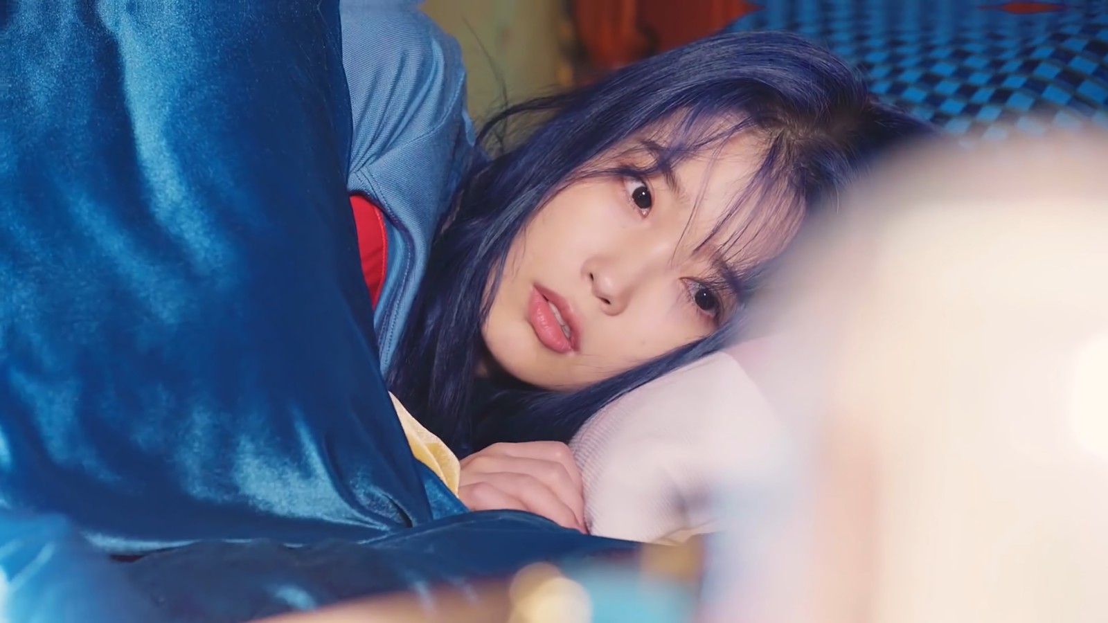 Une fille girafe allongée dans un lit avec une couverture bleue (iu, kpop, filles, k pop, blueming)