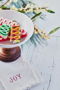 Festliche Zuckerstangen-Desserts auf einem dekorativen Ständer für Feiertagsfeiern