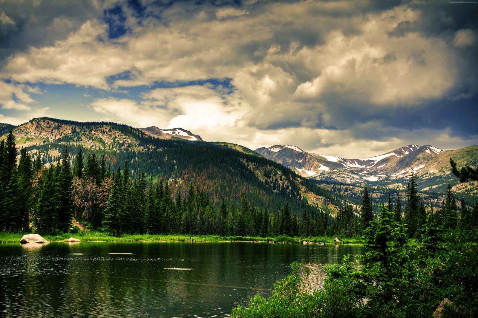 Montanhas e árvores cercam um lago no meio de uma floresta (montanha, natureza, formas montanhosas, terras altas, wild)