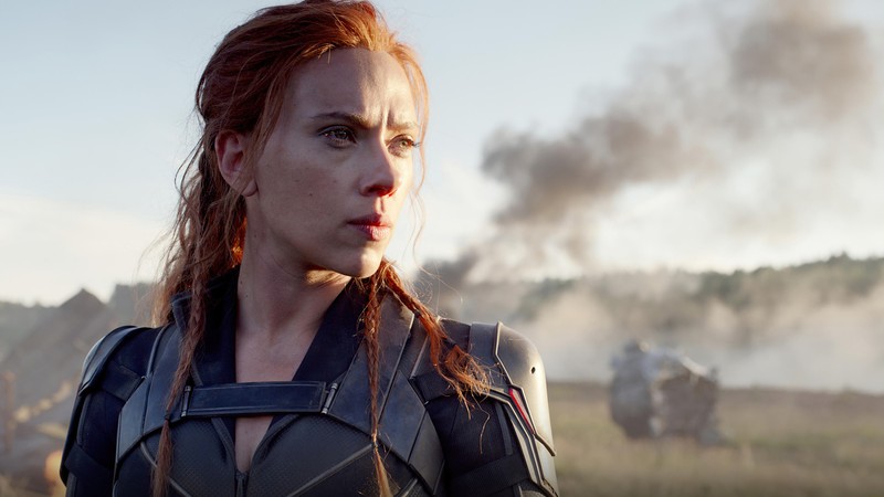 Крупный план женщины в наряде черной вдовы (черная вдова 2020, black widow 2020, фильм, scarlett johannson, черная вдова)