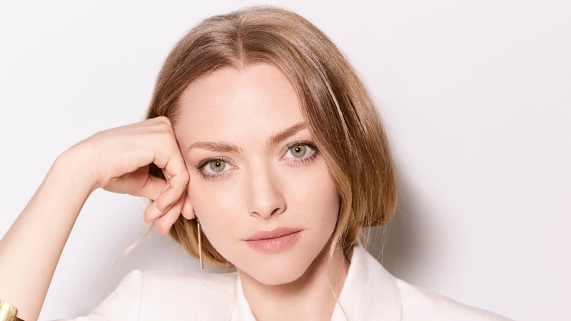 Арафед женщина в белой рубашке и золотом браслете (аманда сейфрид, amanda seyfried, американский, актриса, знаменитость)