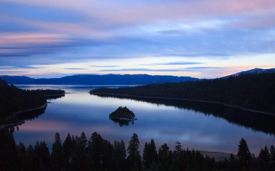 Atardecer sobre la Bahía Esmeralda: Reflexiones serenas y montañas majestuosas en el Lago Tahoe