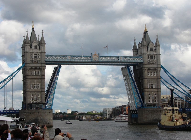 Мост с лодкой, проходящей под ним, и людьми, стоящими сбоку (tower bridge, река темза, лондонская башня, лондонский мост, london bridge)