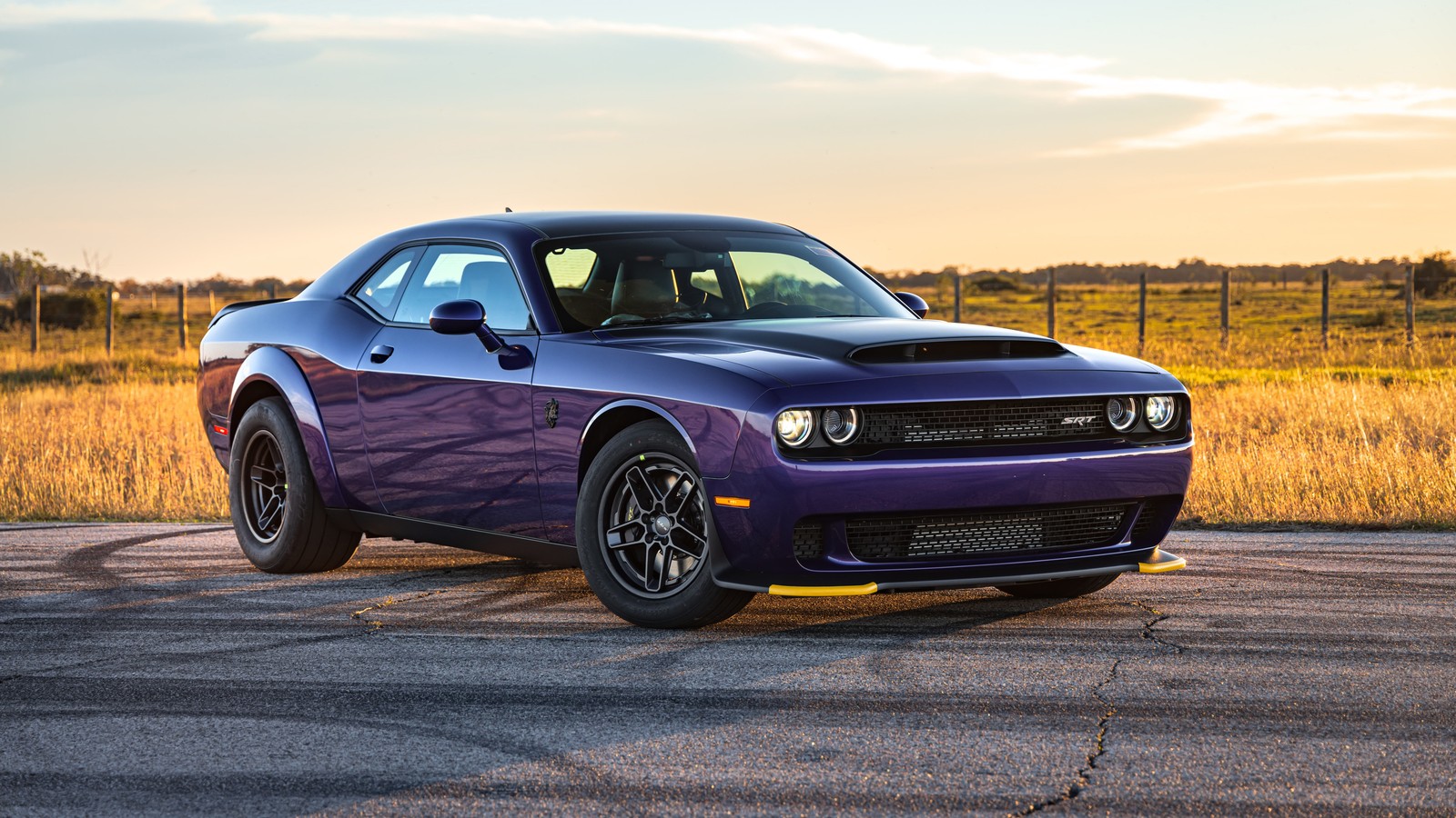 Un dodge challenger violet garé dans un parking (hennessey, dodge challenger srt demon, 8k, 5k, voitures)