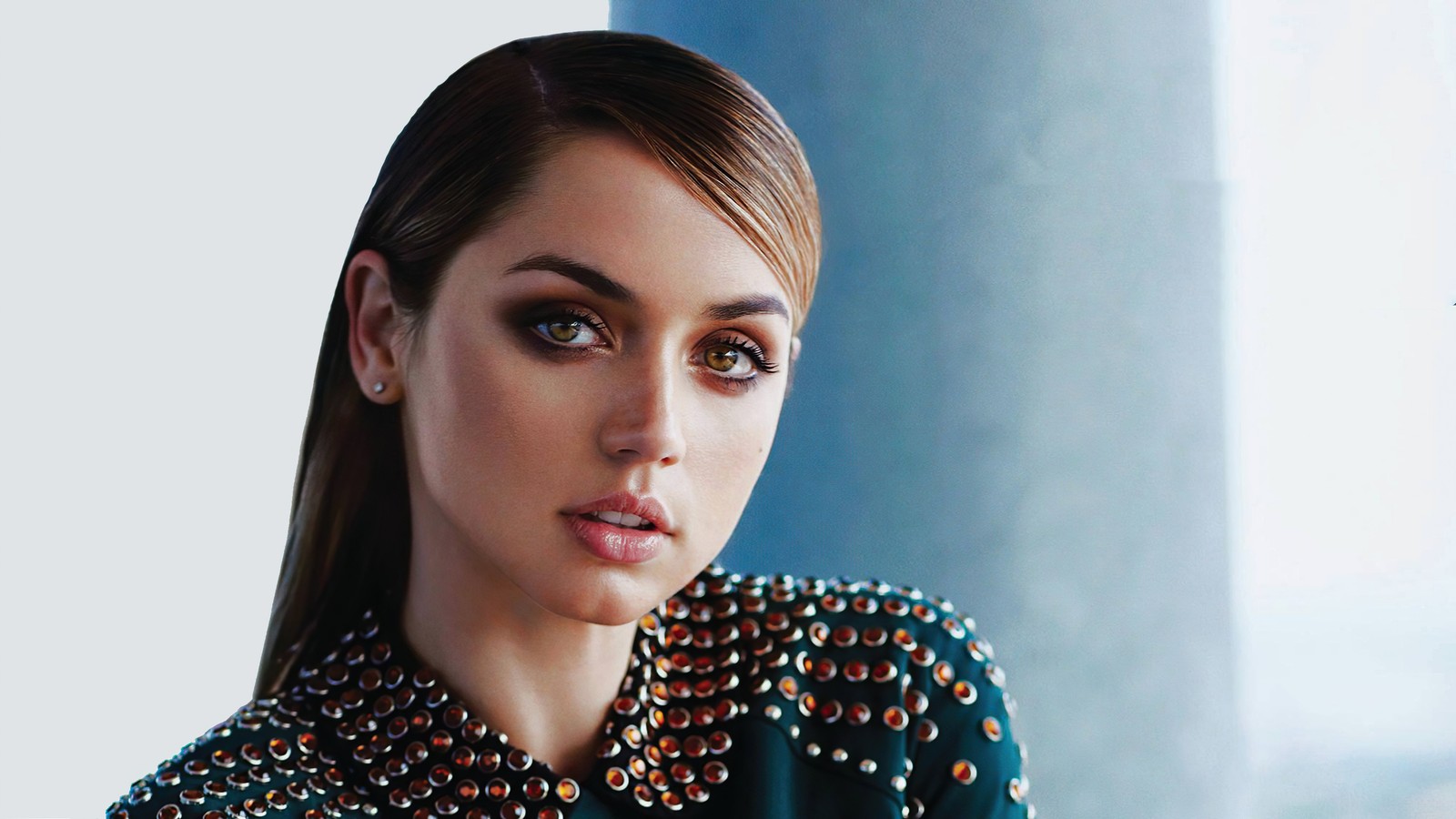 Image parfumée d'une femme avec un collier autour du cou (ana de armas, célébrité, actrice, femmes, filles)