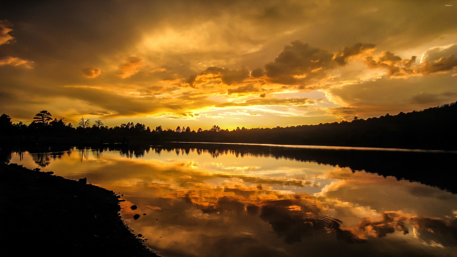 Uma vista de um lago com um pôr do sol ao fundo (natureza, reflexo, água, resplendor, por do sol)