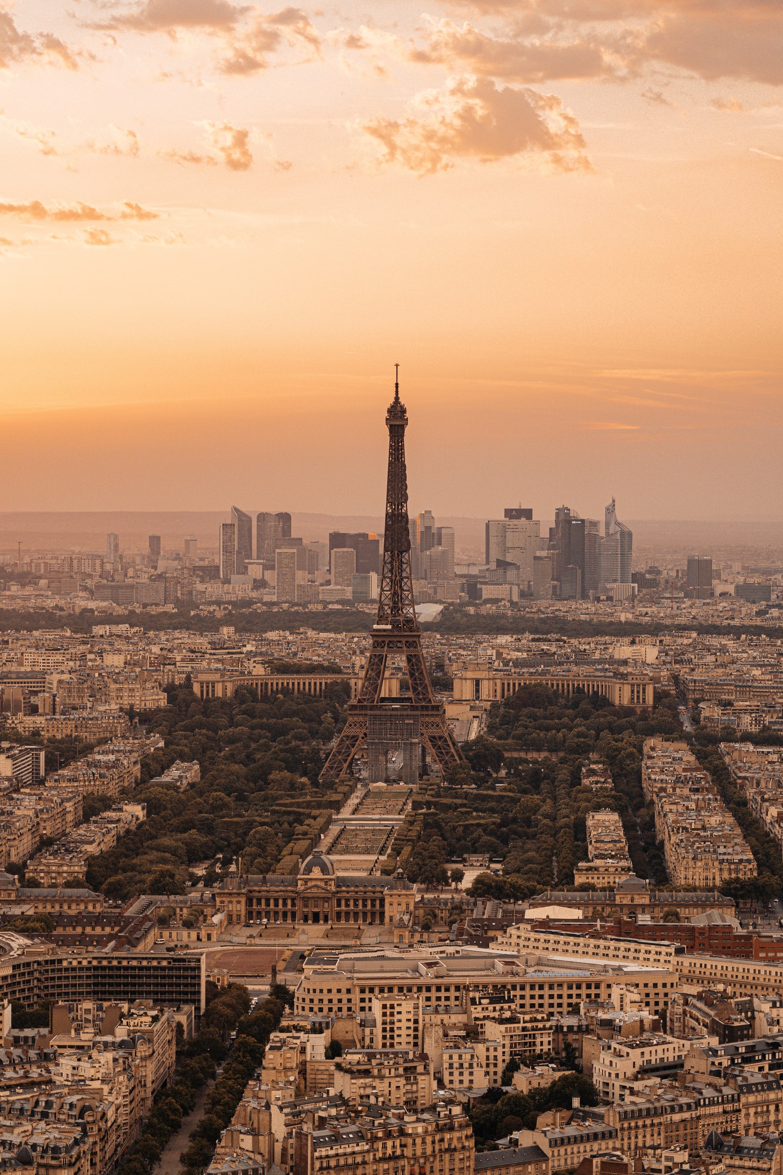 Vista aérea de uma cidade com uma torre e muitos edifícios (paris, torre eiffel, museu do louvre, arco do triunfo, arc de triomphe)