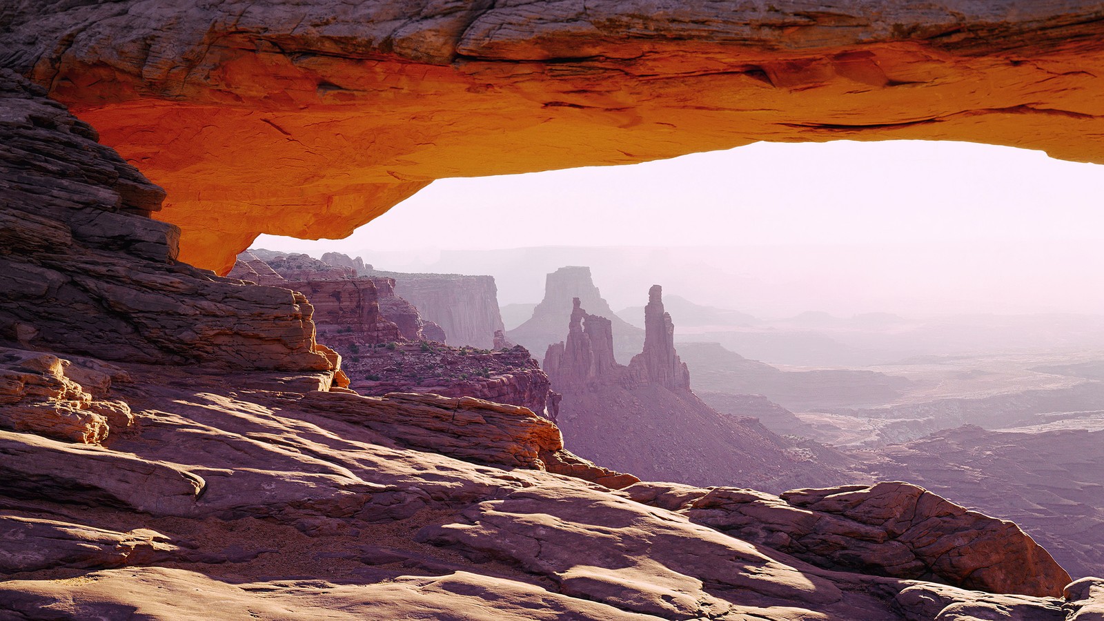 Des girafes assises sur un promontoire regardant le désert (windows 7, grand canyon, paysage, arc de mesa, utah)