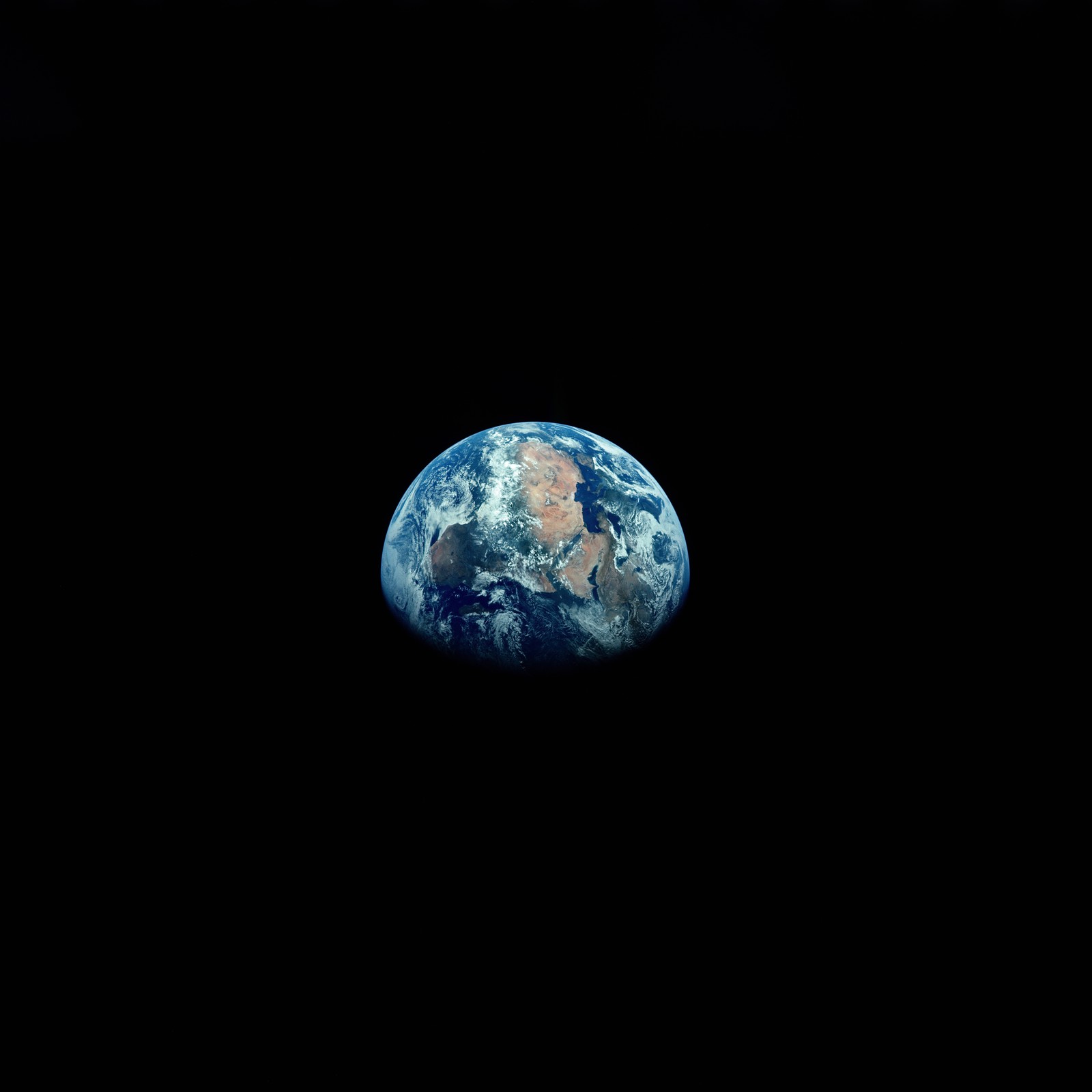 Un primer plano de una vista de la tierra desde el espacio (tierra, amoled, 10k, fondo negro, atmósfera)