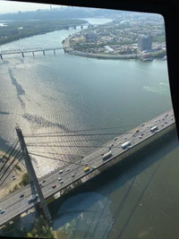 Vista aérea de la infraestructura urbana sobre la vía fluvial