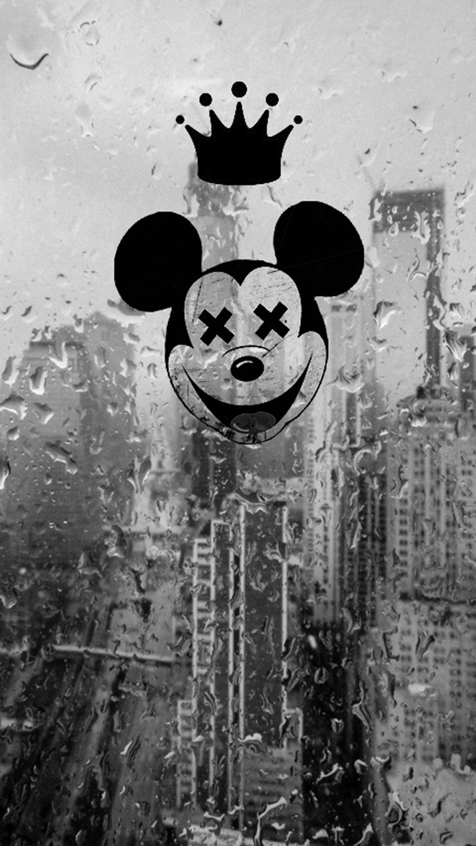 Cabeza de mickey mouse con una corona en una ventana lluviosa (negro, blanco y negro, loco, mickey, mickey mad)