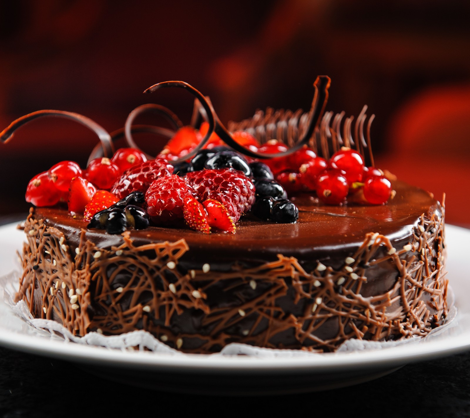 Un gâteau au chocolat avec des baies sur le dessus sur une assiette (baies, gâteau, nourriture, joyeux anniversaire, doux)