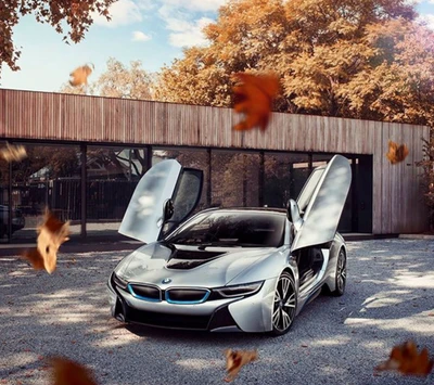 BMW i8 élégant avec des portes futuristes dans un cadre automnal.