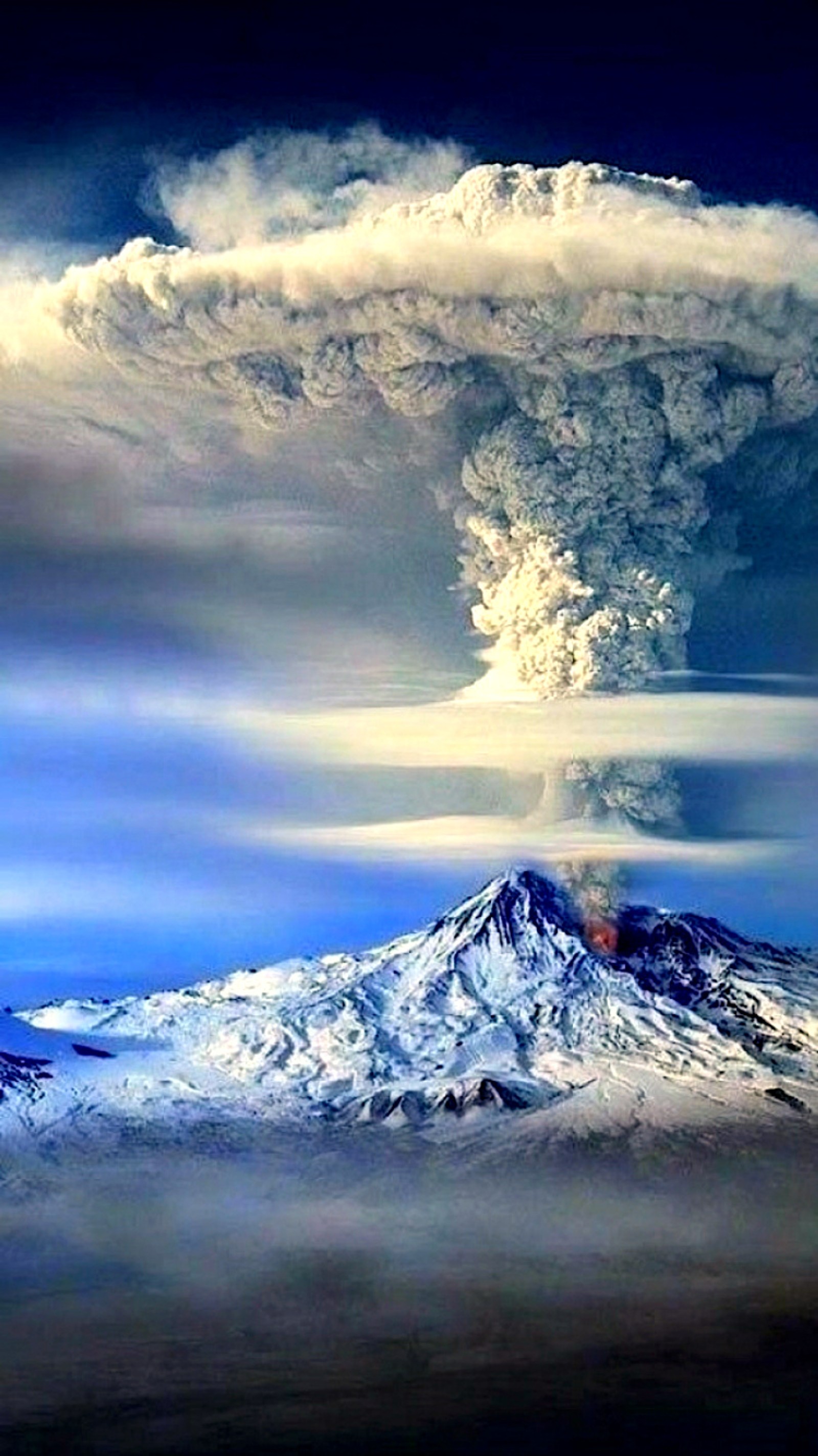 Une image magnifique d'une montagne avec un nuage de fumée et un grand nuage (bleu, éruption, montagne, ciel)