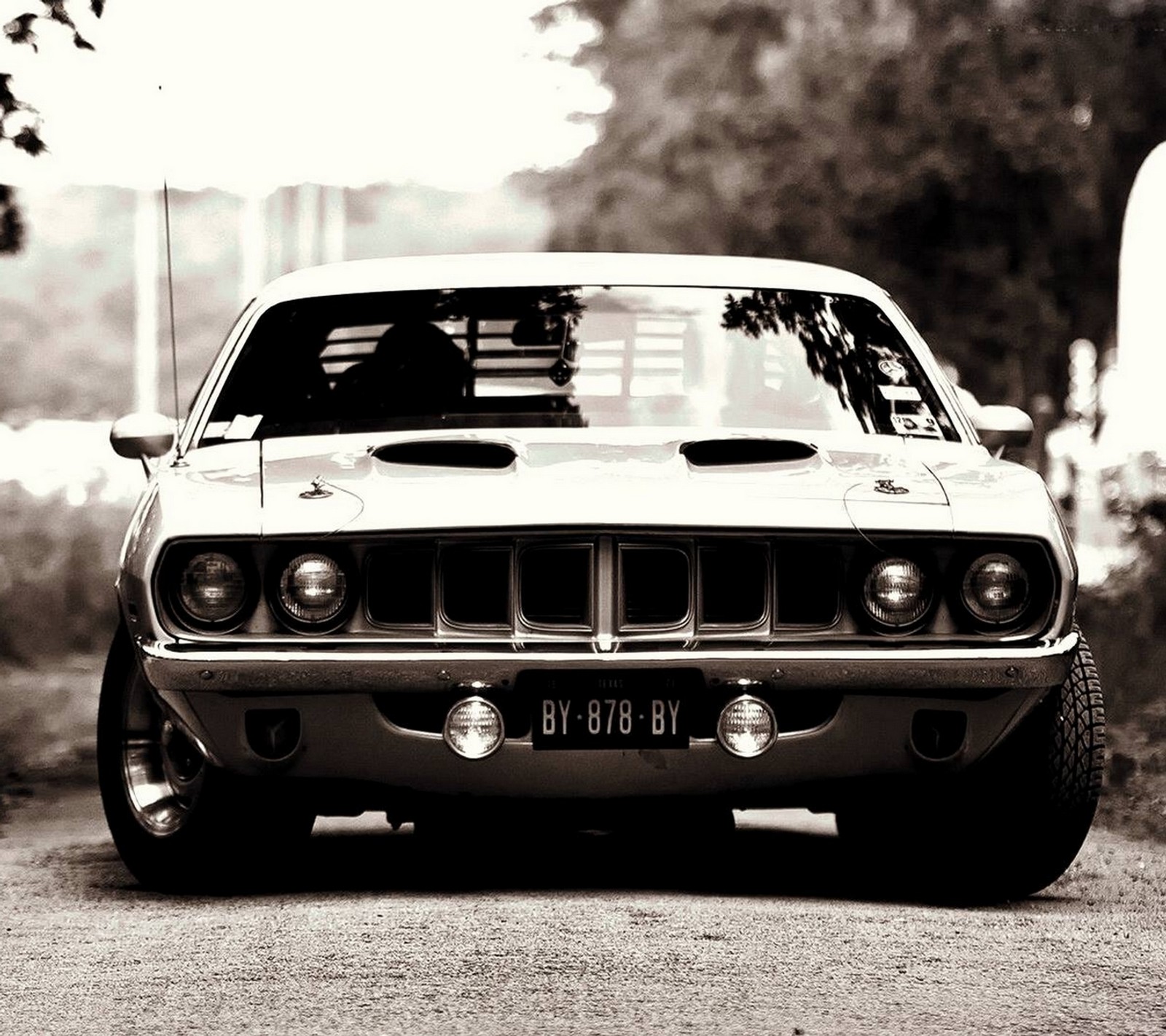 Vista de um carro estacionado em uma estrada com um trailer ao fundo (carro, incrível, chevrolet, cuda, músculo)