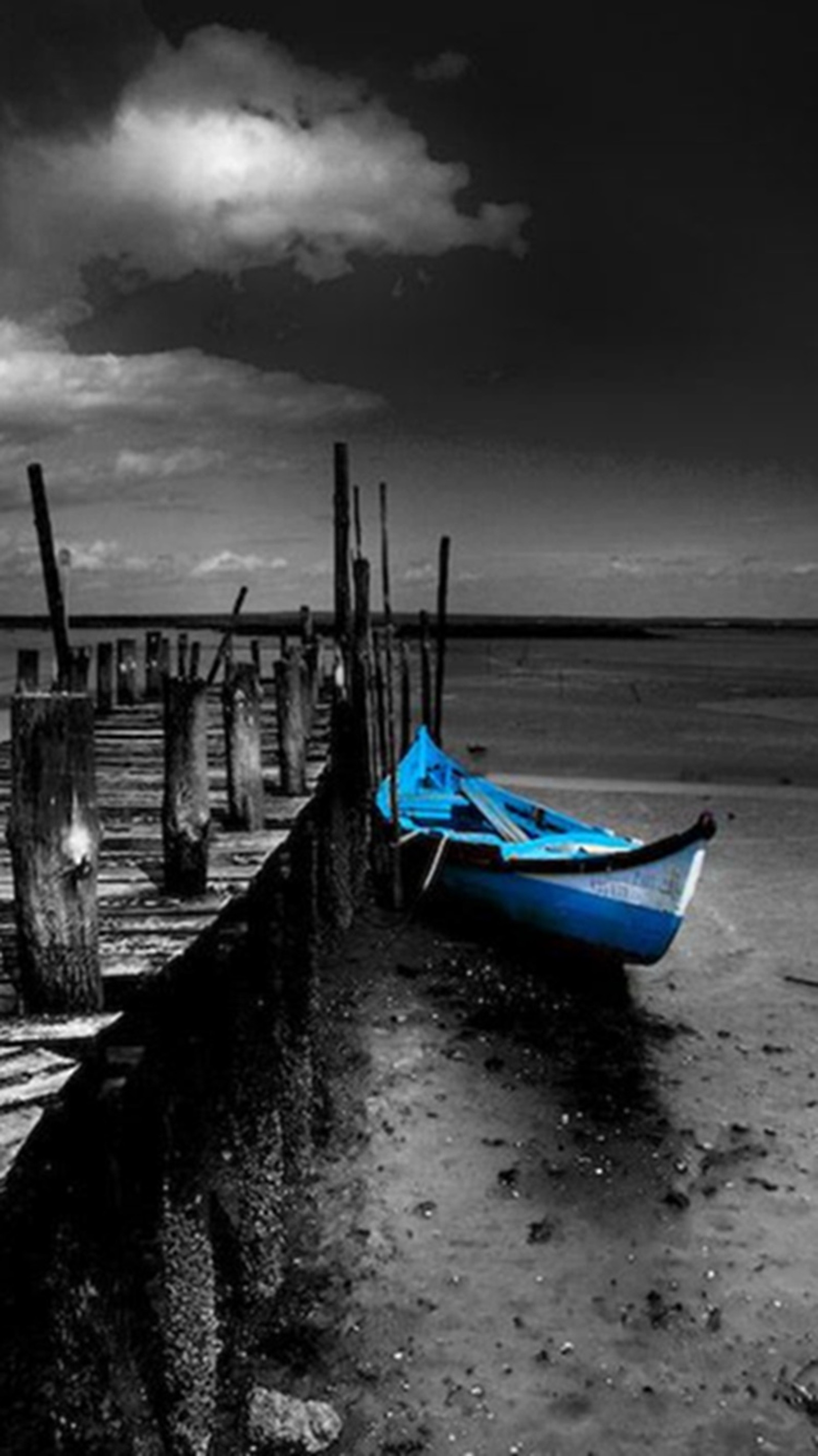 Arafed blaues boot am strand neben einem holzsteg (blau, boot, brücke)