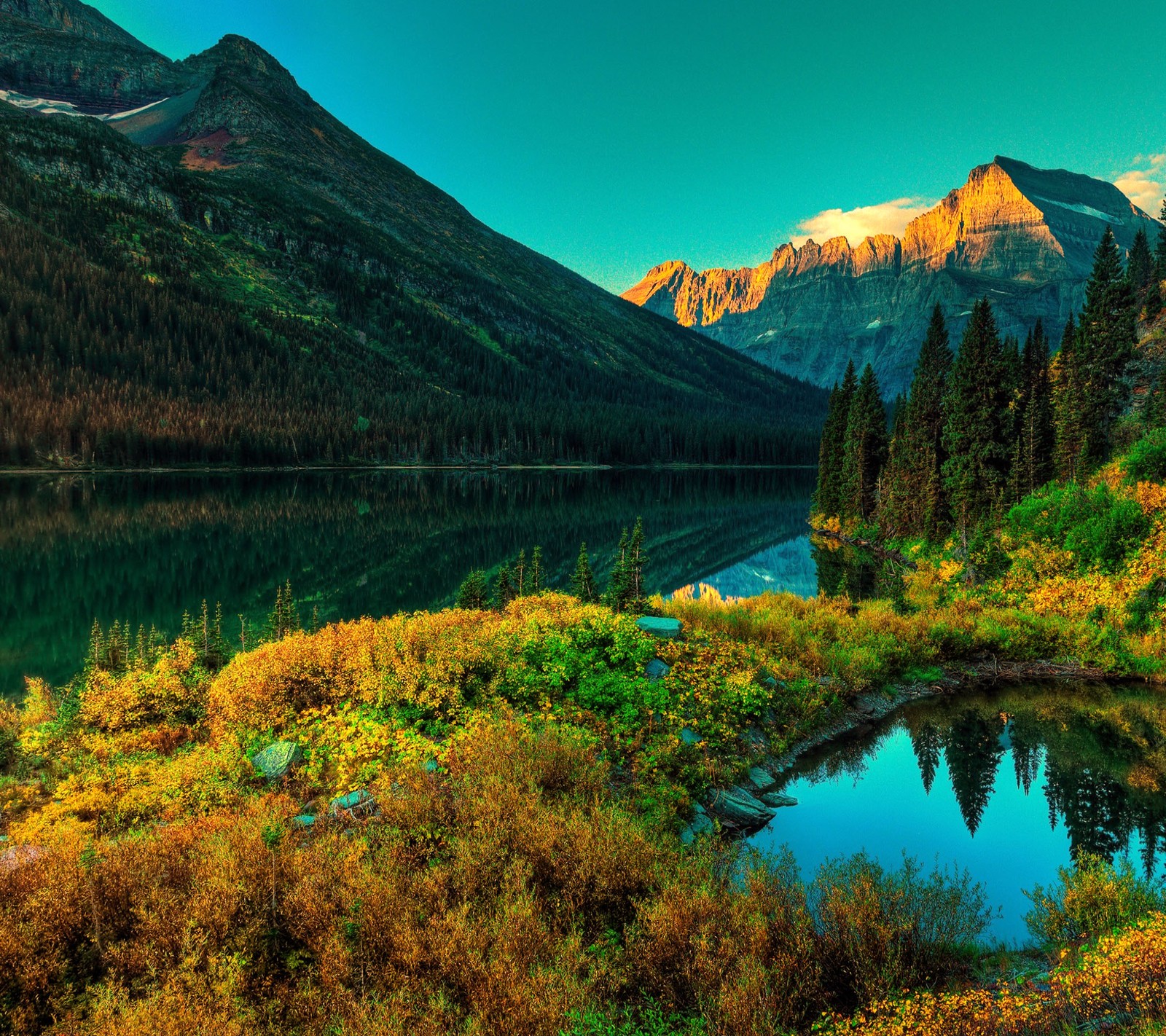 Montagnes et un lac au milieu d'une zone herbeuse (lac, montagne, paysage)