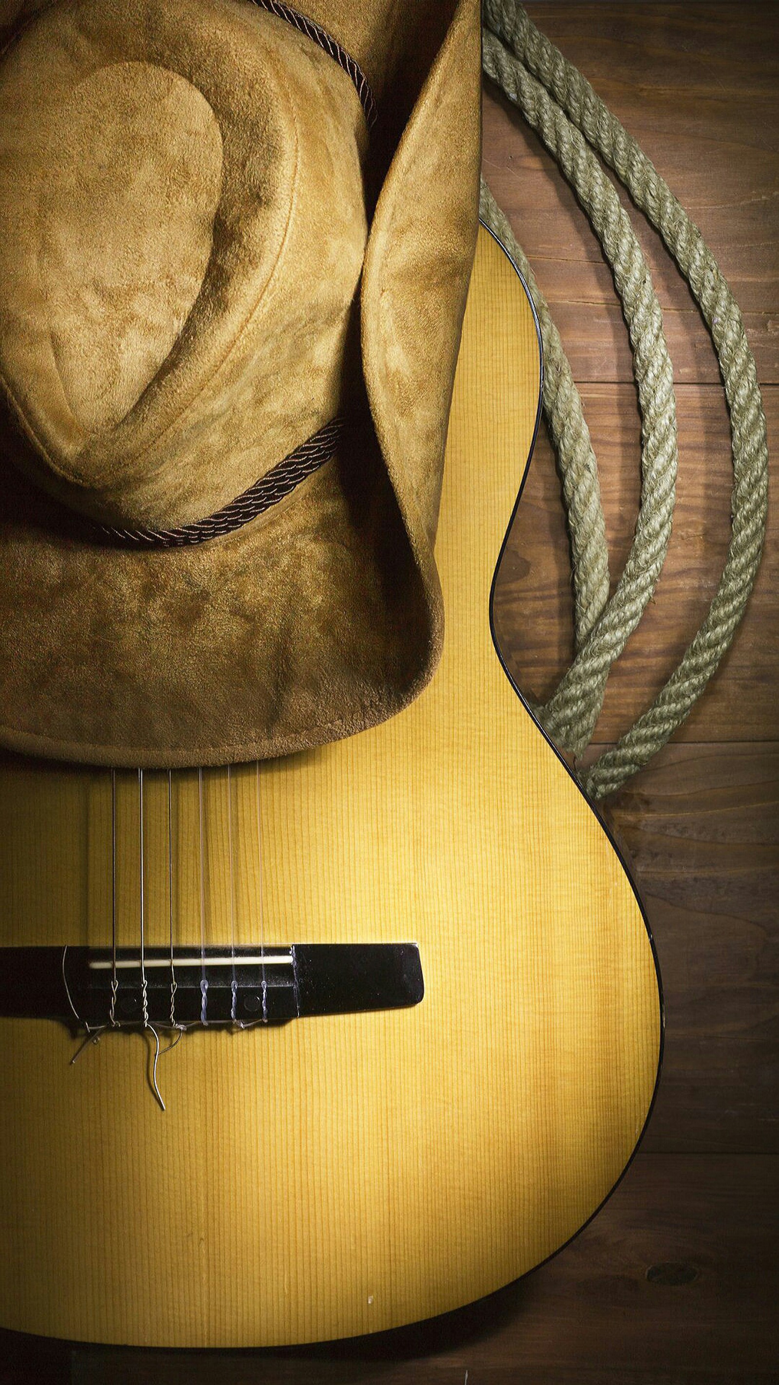 Há um chapéu em cima de uma guitarra com uma corda (país, violão, chapéu, instrumento, música)