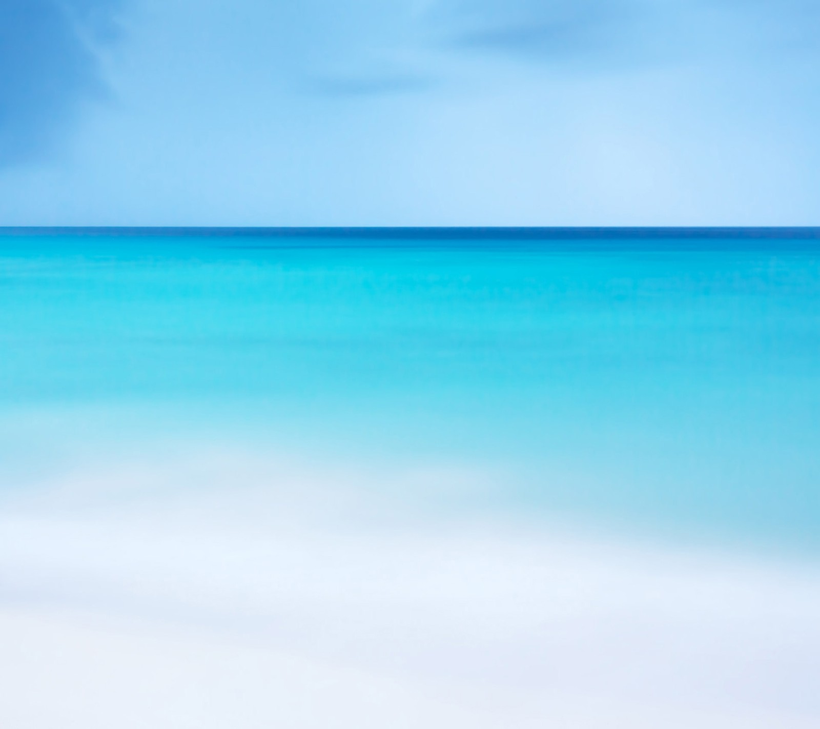 Une plage de sable blanc avec un océan bleu et un ciel bleu (paysage, eau)